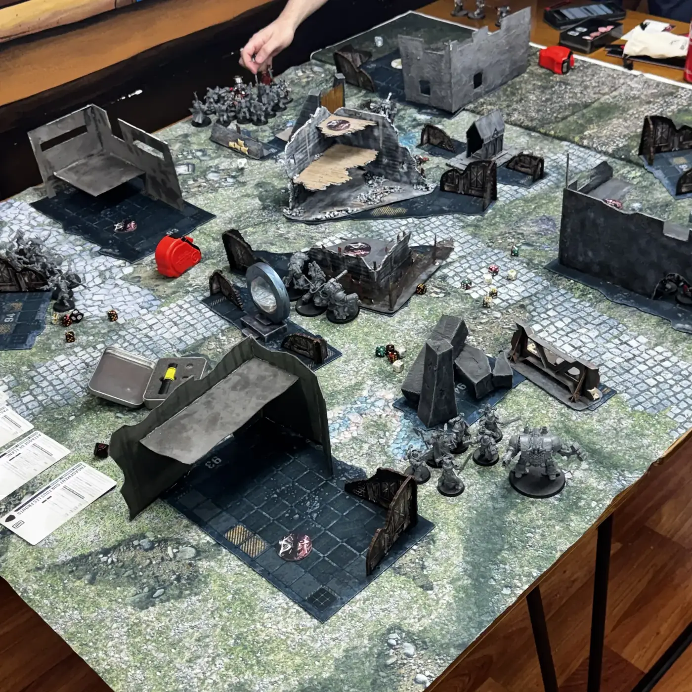 Une partie de Warhammer dans la salle de jeu du sous-sol.