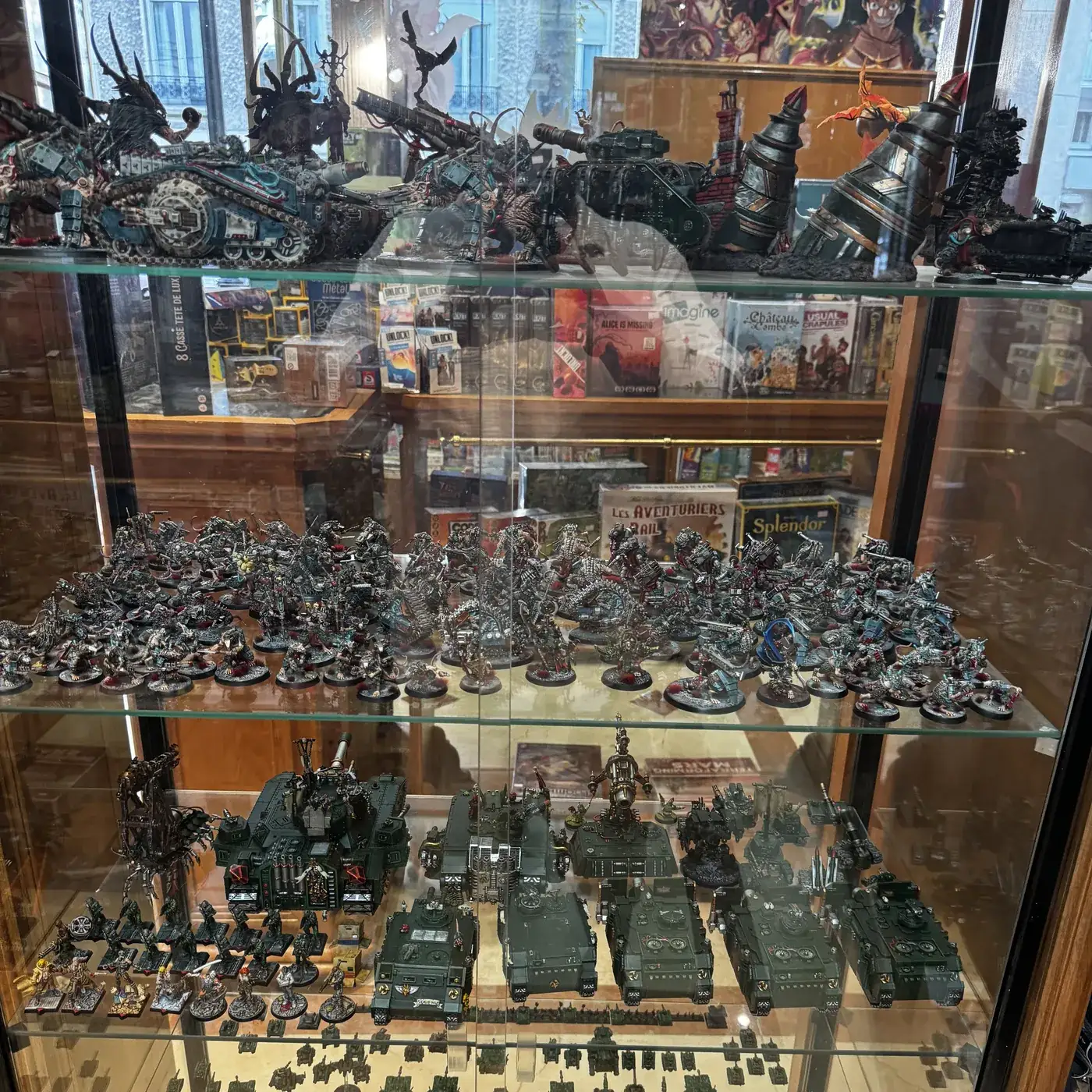 Les armées peintes par les joueurs, en vitrine.