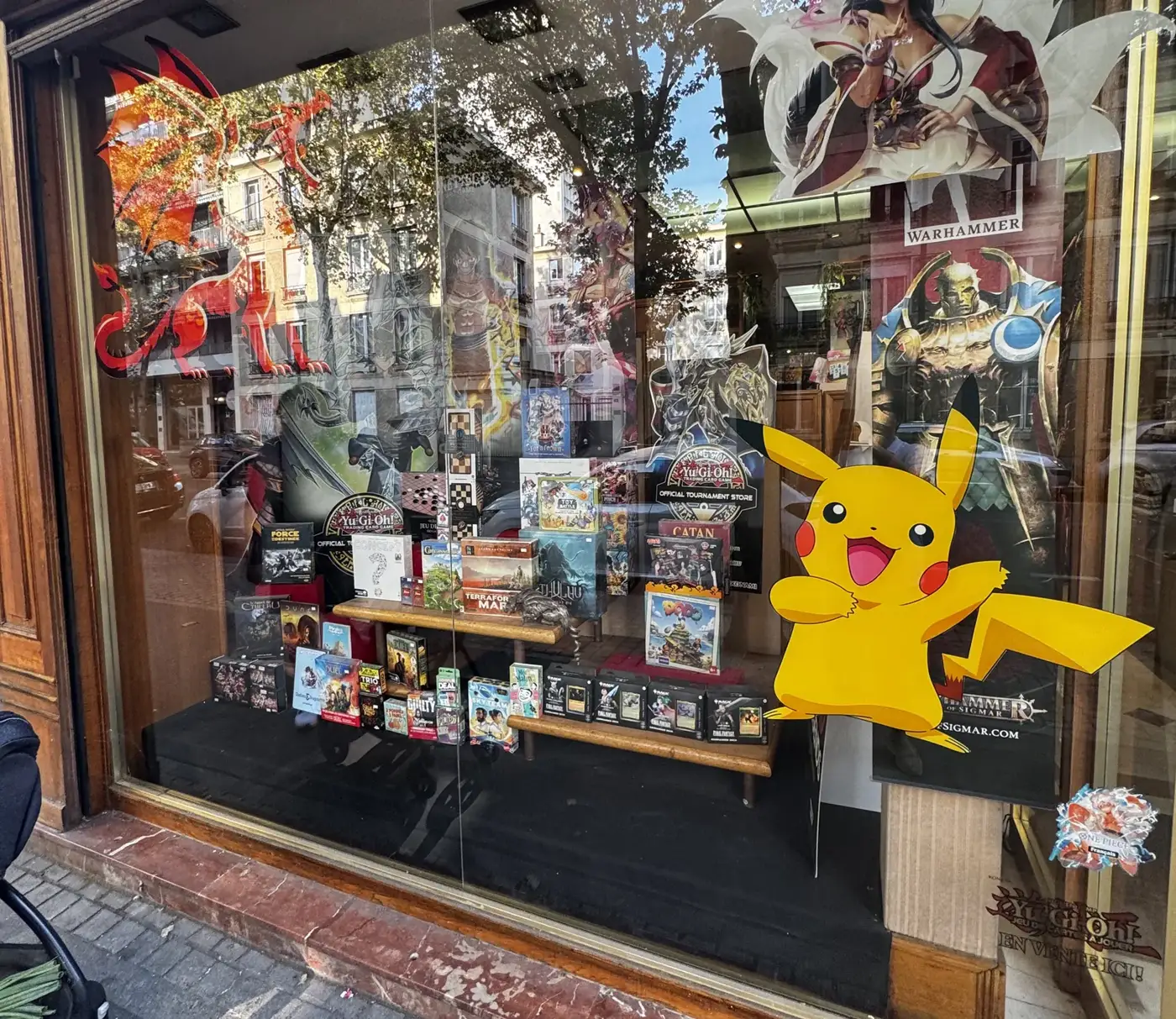 La vitrine de Mystic Games sur le boulevard Jean Jaurès : Pikachu, le dragon, les jeux de société et les decks Final Fantasy